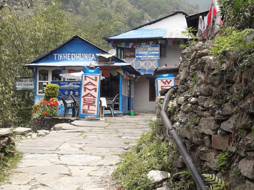trekking w himalajach wioska tikhedhugga