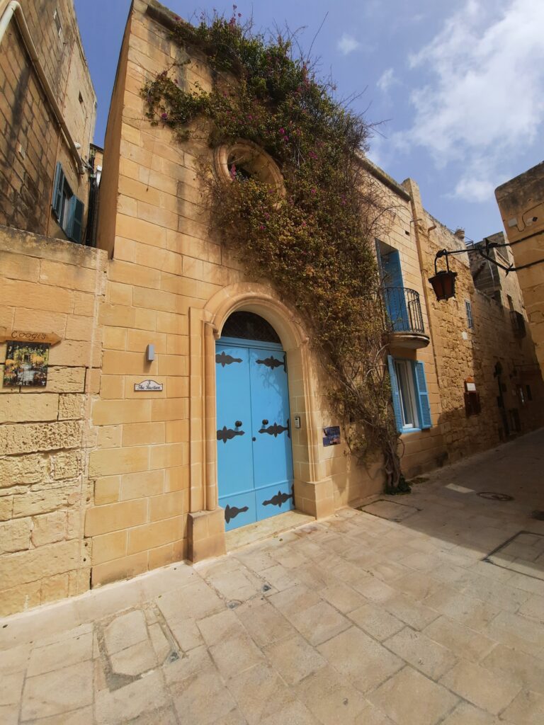 niebieskie drzwi malta