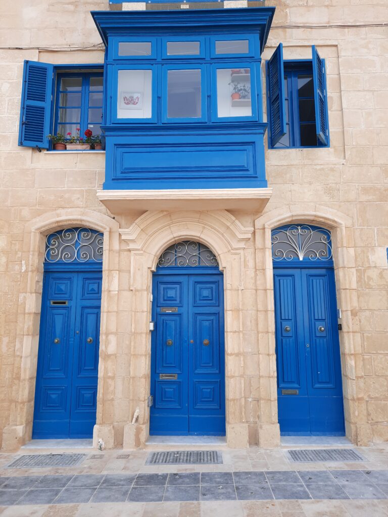 kolorowe drzwi malta